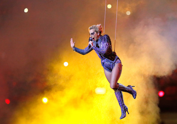 Lady Gaga超級(jí)碗中場(chǎng)秀嗨翻全場(chǎng) 美版春晚十佳表演盤(pán)點(diǎn)