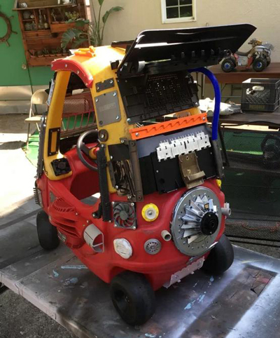 史上最拉風兒童車 廢舊零件再現(xiàn)“瘋狂的麥克斯”（組圖）