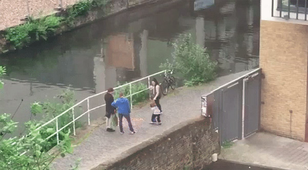 英國男子路邊放1.5萬枚硬幣 網(wǎng)上直播路人反應