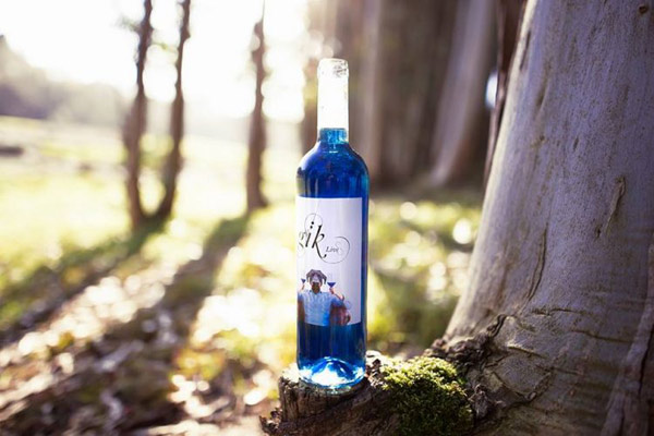 還記得藍(lán)色葡萄酒嗎？現(xiàn)在廠家把彩虹顏色都集齊了（組圖）