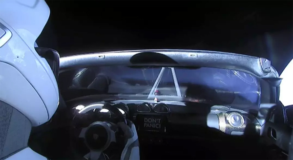 SpaceX獵鷹重型火箭首飛成功！馬斯克的特斯拉跑車上太空了