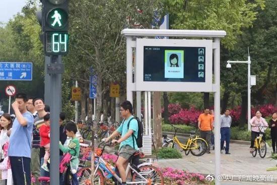 闖紅燈就被噴水霧 這款神器能治好中國(guó)式過馬路嗎？