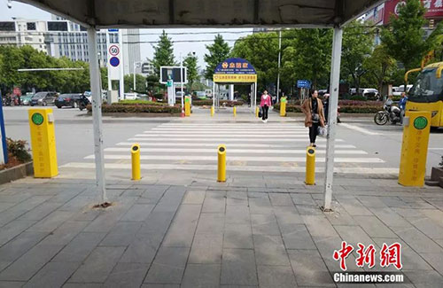 闖紅燈就被噴水霧 這款神器能治好中國(guó)式過馬路嗎？
