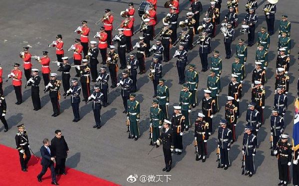 歷史時(shí)刻！金正恩跨過(guò)“三八線”與文在寅握手，還帶上了冷面！