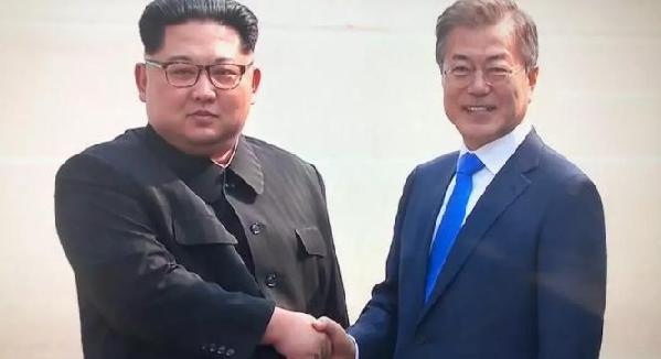 歷史時(shí)刻！金正恩跨過(guò)“三八線”與文在寅握手，還帶上了冷面！