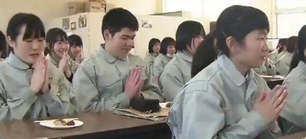 日本高中開另類生命課 讓學生親手養(yǎng)雞再宰了吃（視頻）