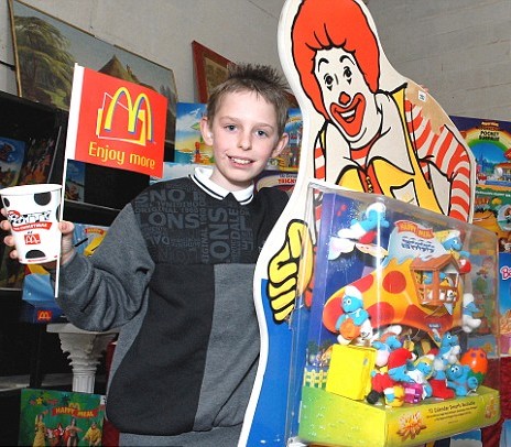 Boy sells McDonald's set <BR>英'麥當(dāng)勞迷'拍賣藏品