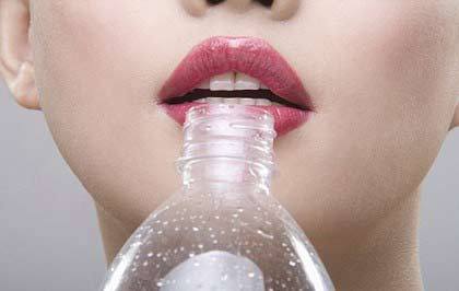 長期飲用塑料瓶裝水使人“不男不女”？
