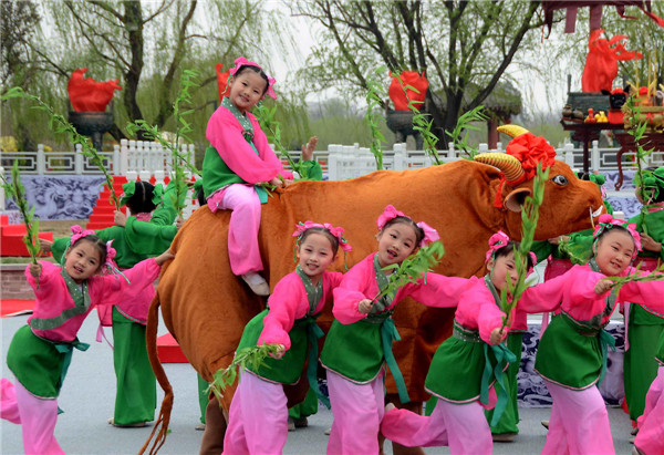 Children put on a performance at the opening ceremony of the Qingming Cultural Festival in Kaifeng city, Henan province on April 3. Qingming Cultural Festival opens in C China