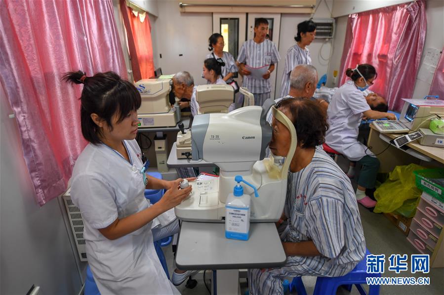Mobile eye hospital treats poor in Siping, Jilin