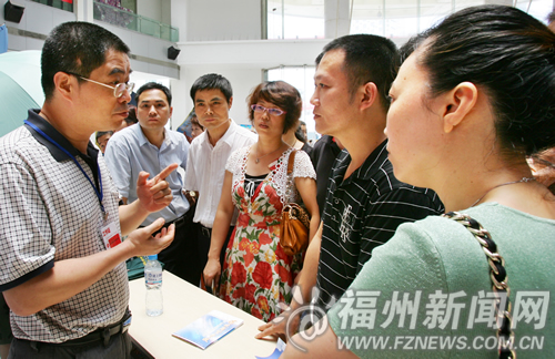 中招填報志愿咨詢會40余所學校到場上萬家長參加