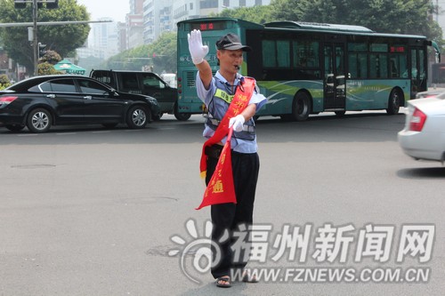 “最專業(yè)”協(xié)管員感動榕城　網友稱“勝過交警”