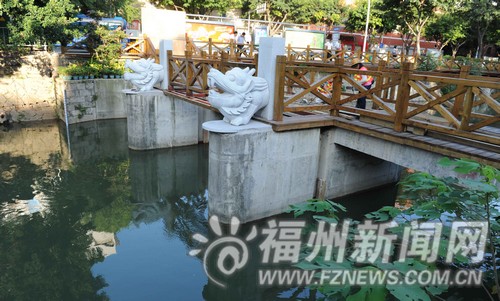 白馬河步行休閑橋上新添獸首雕塑