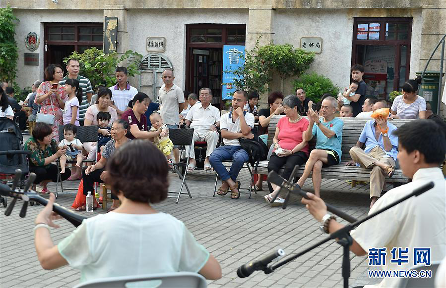Traditional street life alive and well in Xiamen