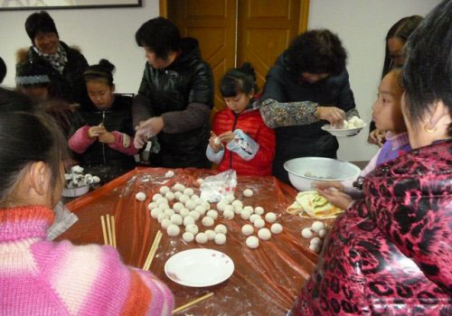Xinghu community organizes activity to make rice dumplings