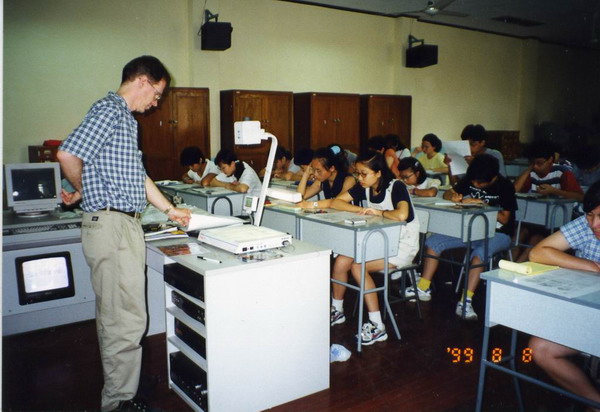 Why should English teachers in China look 'Western'?