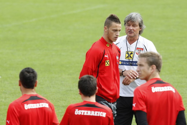 Austrian national soccer coach Dietmar Constantini speaks to player Marko Arnautovic during their training session ahead of the Euro 2012 qualifying match against Germany, in Bad Tatzmannsdorf, Aug 31, 2011. Countries warm up for the coming Euro 2012