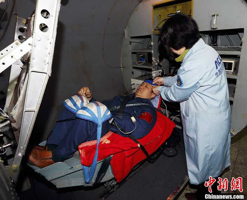 神舟十號乘組航天員訓(xùn)練密照曝光