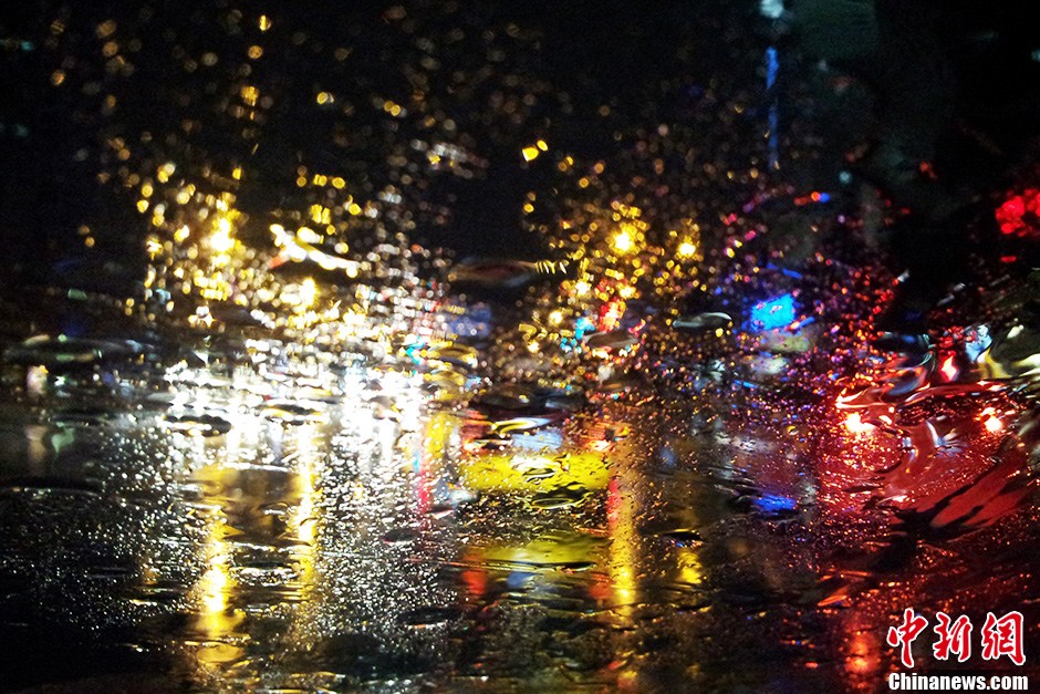 北京遭強(qiáng)雷雨襲擊 城區(qū)行車一片“迷茫”(組圖)