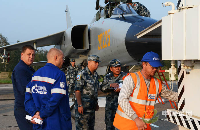 我軍赴俄參演戰(zhàn)機首訓(xùn) 飛行員頭盔涂豹頭圖案