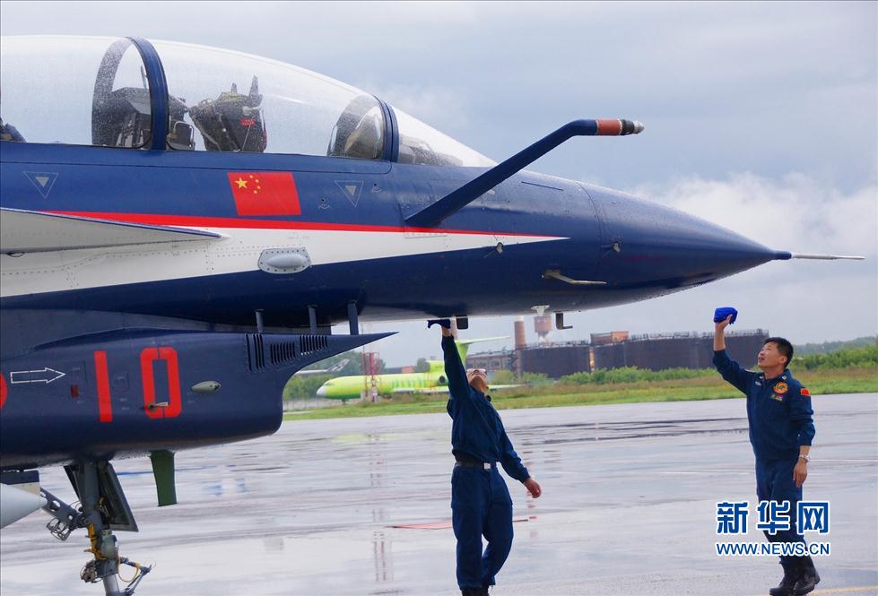 中國(guó)空軍7架殲－10表演機(jī)飛抵莫斯科(高清)