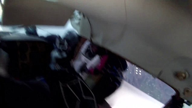 美兩飛機(jī)空中相撞 9人跳傘逃生