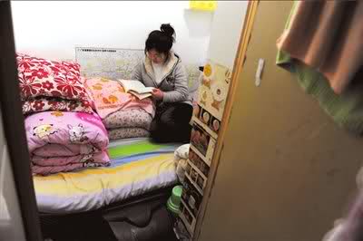 慘!北漂族地下室生活