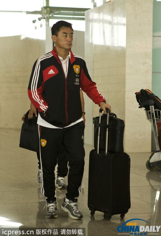 國(guó)足集結(jié)出征東亞杯 隊(duì)員睡眼惺忪略顯疲憊