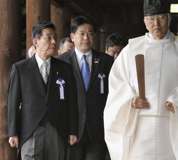 Japanese ministers visit controversial Shrine Japanese ministers visit controversial Shrine