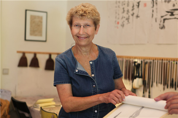 Belgian lady recovers from cancer in painting Chinese mountains and rivers