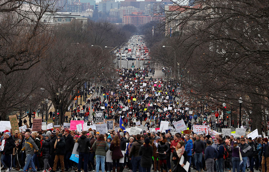 Trump's refugee ban sparks protests before White House, at over 30 US airports