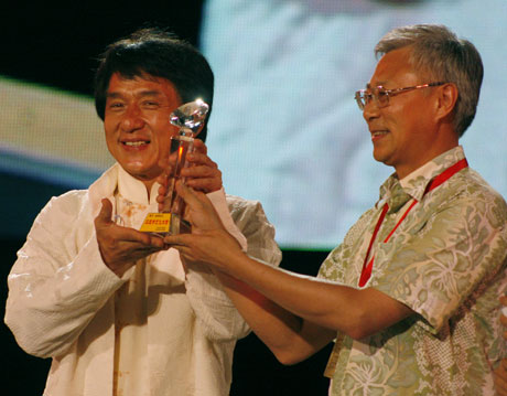 火炬手歡聚“美麗傳遞”晚會(huì) 成龍被授予三亞文化大使稱號(hào)