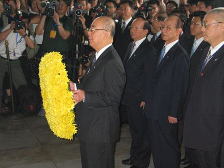 吳伯雄抵達(dá)中山陵 開始謁陵紀(jì)念活動(dòng)