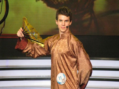 12名選手入圍漢語(yǔ)橋決賽第二場(chǎng)[組圖]