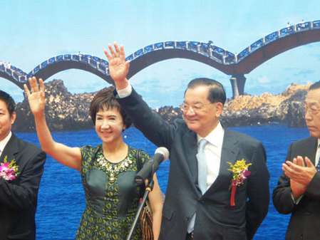 連戰(zhàn)出席其專人攝影師楊永山在津影展開(kāi)幕式