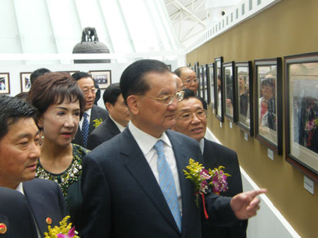 連戰(zhàn)出席其專人攝影師楊永山在津影展開(kāi)幕式