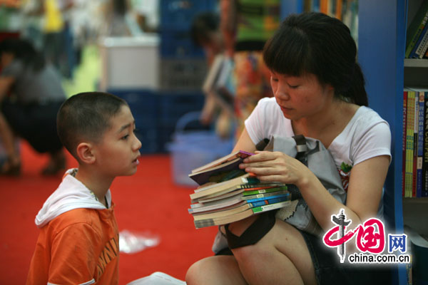 重慶讀書月倡導(dǎo)全民讀書 共建書香城市[組圖]
