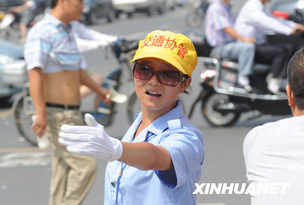 鄭州：大學生交通協(xié)管員引起社會關(guān)注[組圖]