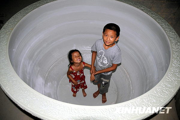 巨型青花瓷缸在景德鎮(zhèn)問(wèn)世[組圖]