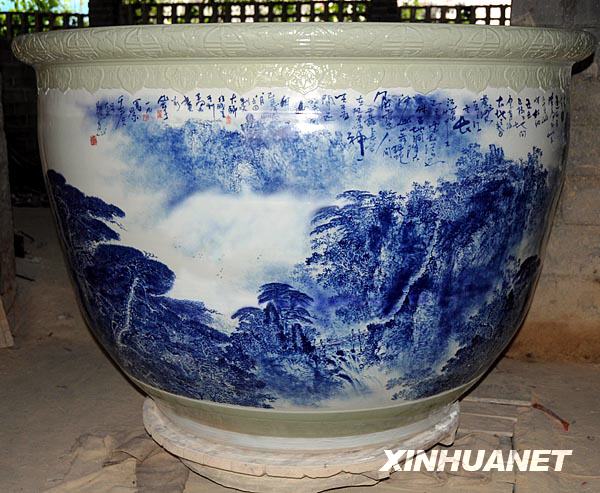 巨型青花瓷缸在景德鎮(zhèn)問(wèn)世[組圖]