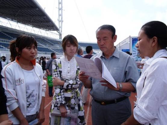 長(zhǎng)春舉行東北亞博覽會(huì)人才交流會(huì) 國(guó)外專(zhuān)家現(xiàn)場(chǎng)洽談