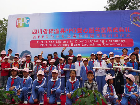 多彩圖書室點(diǎn)亮地震災(zāi)區(qū)孩童人生(組圖)