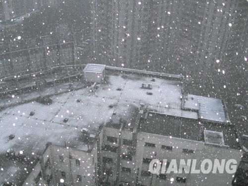 京城迎來今年第一場降雪 城區(qū)氣溫驟降(圖)