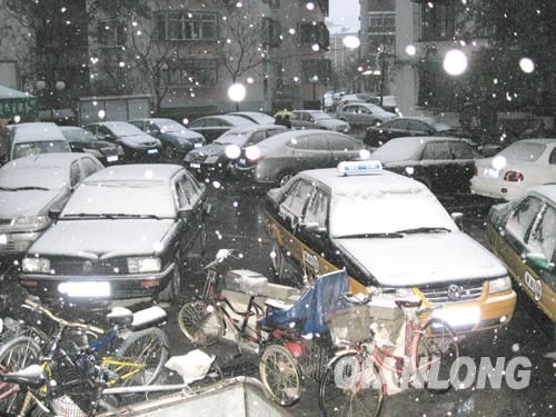 京城迎來今年第一場降雪 城區(qū)氣溫驟降(圖)