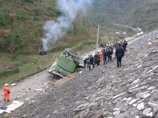 客車在貴州畢節(jié)翻車造成9死30傷(組圖)
